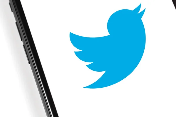 Logo Twitter na obrazovce smartphone — Stock fotografie