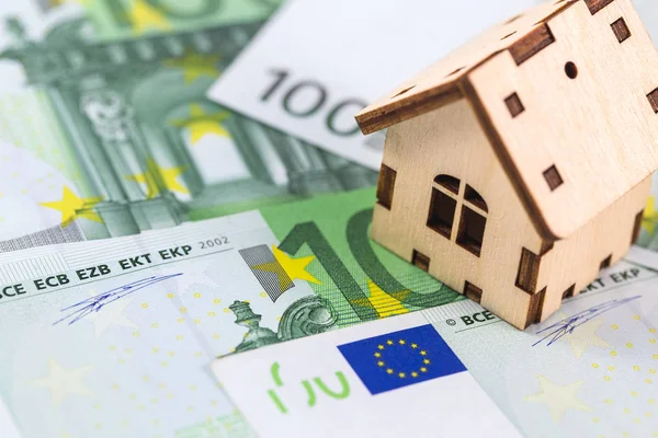 Symbool huis met eurobankbiljetten — Stockfoto