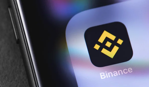 Ekran akıllı telefonda Binance simgesi uygulaması