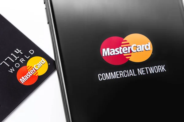 Cartão de crédito e smartphone com logotipo MasterCard — Fotografia de Stock