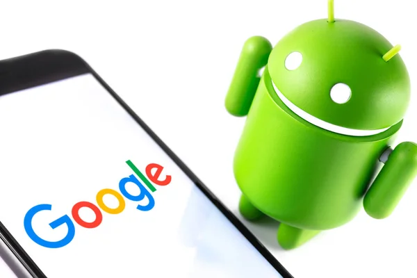 Close-up figura do Google Android e smartphone com logotipo do Google — Fotografia de Stock