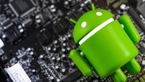 Google figura Android com placa de circuito — Fotografia de Stock