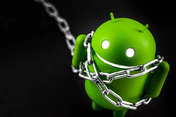 Google figura Android com corrente de metal — Fotografia de Stock