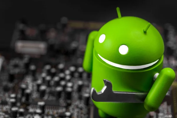 Google figura Android com chave na placa de circuito . — Fotografia de Stock