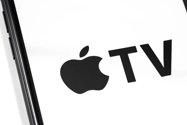 Closeup iPhone dan logo Apple TV pada layar — Stok Foto