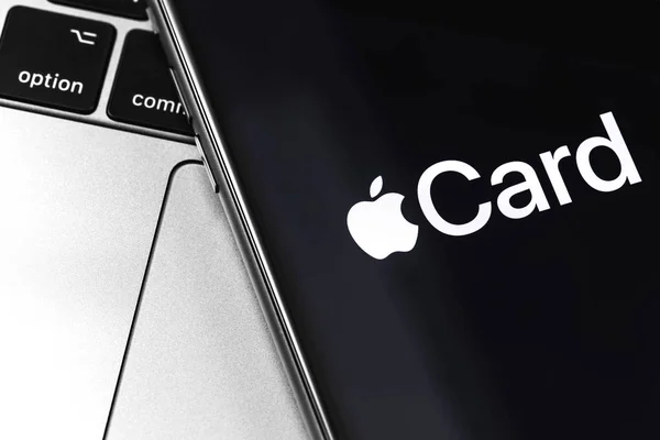 Ekranda closeup Macbook ve iphone ve Apple Card logosu. — Stok fotoğraf