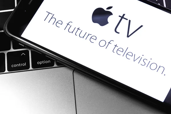 Zbliżenie MacBook i iPhone z logo Apple TV na ekranie. — Zdjęcie stockowe