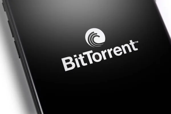 Close-up smartphone met BitTorrent-logo — Stockfoto