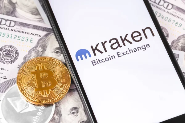 Bitcoin, доллары и логотип Kraken на экране — стоковое фото