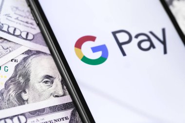 ekranda Google Pay logosu olan dolar ve akıllı telefon. Googl