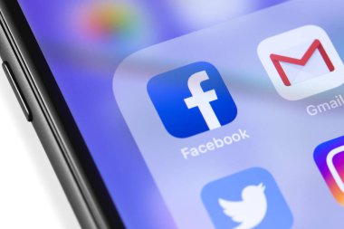 Ekran akıllı telefonda Facebook ve Gmail simgeleri uygulaması. Facebook 