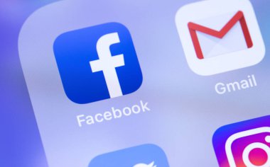Ekran akıllı telefonda Facebook ve Gmail simgeleri uygulaması. Facebook 