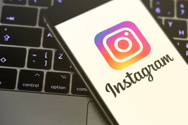 instagram logosunu gösteren iphone. Sosyal medya. Instagram olduğunu