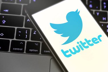 ekranda Twitter logosu ile iphone. Twitter bir sosyal medi