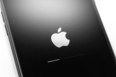 ios güncellenen iphone, ekranda apple simgesi ve durum çubuğu. Ap