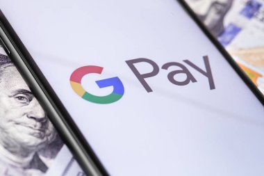 para, dolar ve ekranda Google Pay logosu ile akıllı telefon