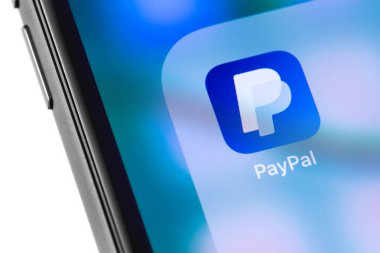 Ekran akıllı telefonda Paypal logosu. Paypal bir internet üssüdür