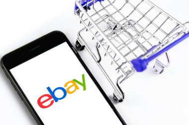 Ekran akıllı telefonda alışveriş sepeti ve ebay logosu. ebay üzerinde