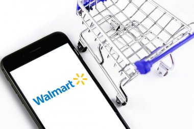 ekran akıllı telefonda alışveriş sepeti ve Walmart logosu. Walmart