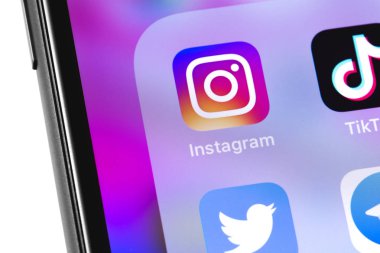 Instagram uygulamasını görüntüleyen akıllı telefon. Sosyal medya. ınstagram