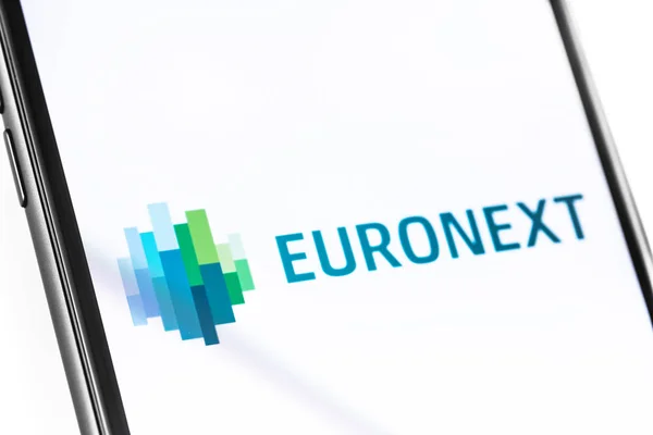 Close-up smartphone met Euronext-logo op het scherm — Stockfoto