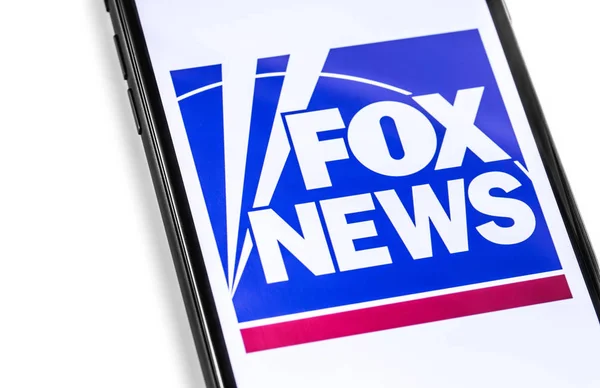 Zbliżenie smartphone z logo Foxnews na ekranie. — Zdjęcie stockowe