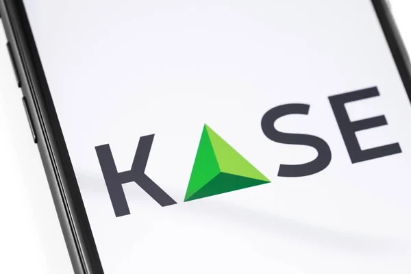 Close-up smartphone met kase-logo op het scherm. Kase — Stockfoto