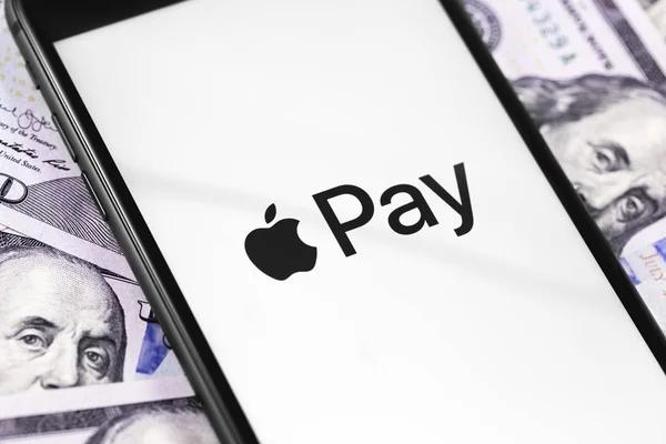 Δολάρια, iPhone με το λογότυπο Apple Pay. Το Apple Pay είναι ένα κινητό πληρώσεις — Φωτογραφία Αρχείου