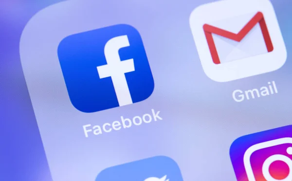 Ikony Facebook a Gmail jsou na obrazovce smartphone. Facebook — Stock fotografie