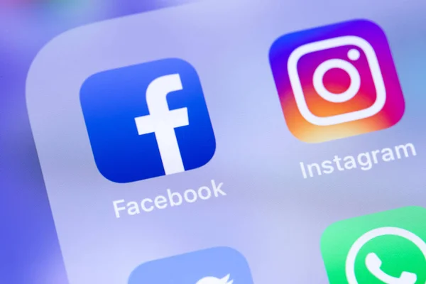 Facebook and Instagram icons app on the screen smartphone. Faceb — Stock Photo, Image