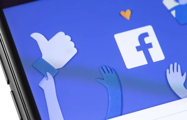 Úvodní stránka Facebooku na displeji smartphone Facebooku jsou larvy — Stock fotografie