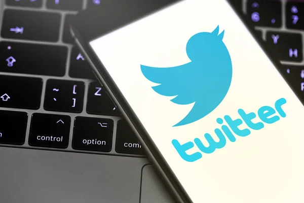 IPhone z logo Twitter na ekranie. Twitter jest Social Medi — Zdjęcie stockowe