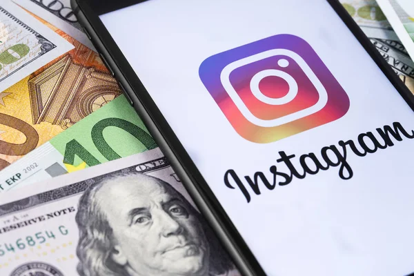 Pénz és smartphone bemutatás a Instagram jel. Közösségi média — Stock Fotó