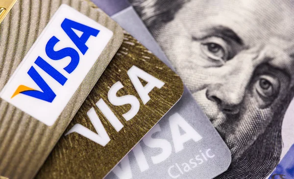 Pile de cartes Visa, cartes de crédit et dollars. Visa - mu américain — Photo