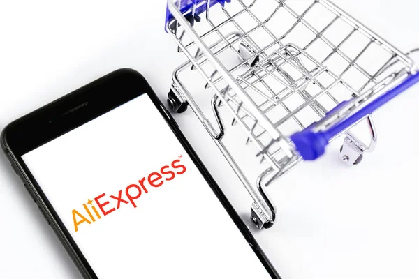Kundvagn och Aliexpress-logotypen på skärmen smartphone. Alie — Stockfoto