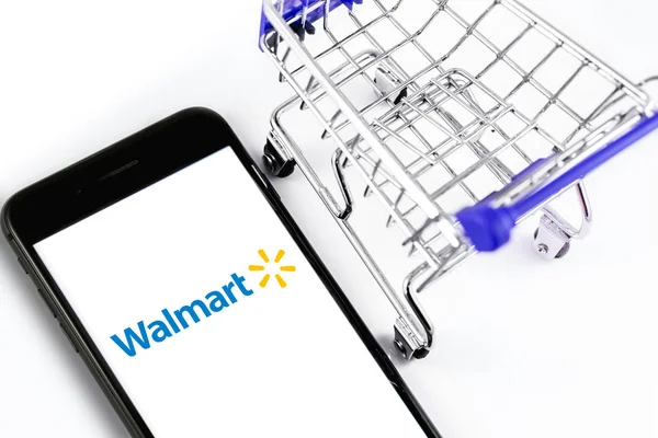 Carrello della spesa e logo Walmart sullo smartphone schermo. Walmart — Foto Stock