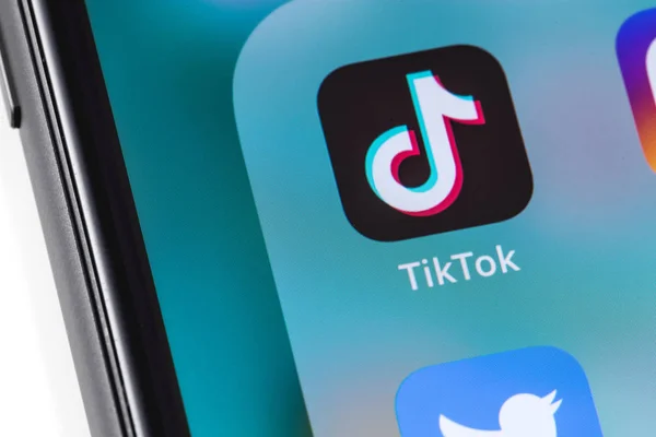 Tiktok simgesi uygulamasını görüntüleyen akıllı telefon, video oluşturmak ve paylaşmak için bir uygulamadır. Moskova, Rusya - 12 Mart 2019