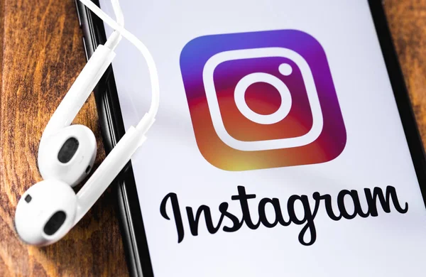 Apple Earpods y iPhone mostrando el logotipo de Instagram. Social m — Foto de Stock
