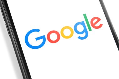 ekranda Google logosu olan akıllı telefon. Beyaz arka plan. Goo