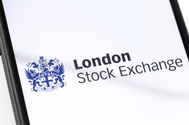 ekranda Londra Menkul Kıymetler Borsası logosu ile akıllı telefon. Moskova
