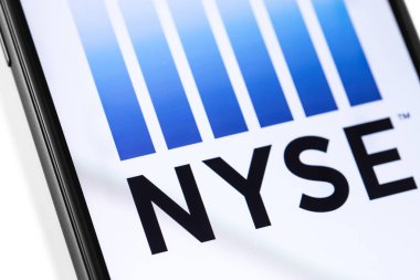 ekranda Nyse logosu olan akıllı telefon. Nyse (New York Hisse Senedi Ex