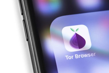 ekranda Tor Browser simgesi uygulaması ile akıllı telefon. Tor proj