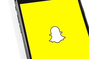 Ekran akıllı telefonda Snapchat logosu. Snapchat çok popüler bir