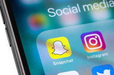 Sosyal medya uygulamaları. Ekranda Instagram, Snapchat logosu Apple 
