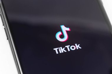 ekran akıllı telefon da video oluşturmak ve paylaşmak için Tiktok uygulamasının logosu. Moskova, Rusya - 12 Mart 2019