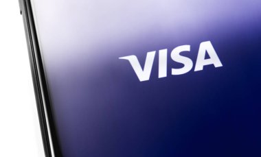 ekranda Visa logosu olan akıllı telefon. Vize - Amerikan multina