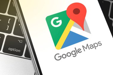 ekran akıllı telefonda yakın çekim Google Maps logosu. Google bir