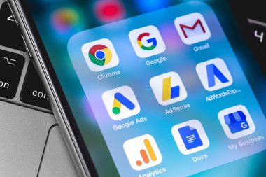ekran akıllı telefonda yakın çekim Google Services simgeleri uygulaması. Inte