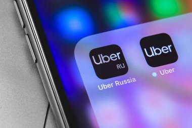 Ekran akıllı telefonda Yakın çekim Uber Rusya simgeleri uygulaması. Uber, 