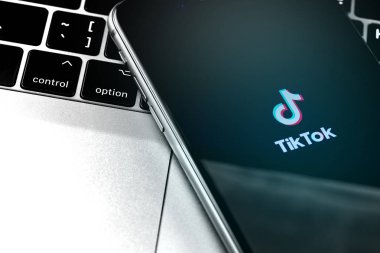 ekranda Tiktok logo uygulaması ile iphone. Tiktok crea için bir uygulamadır